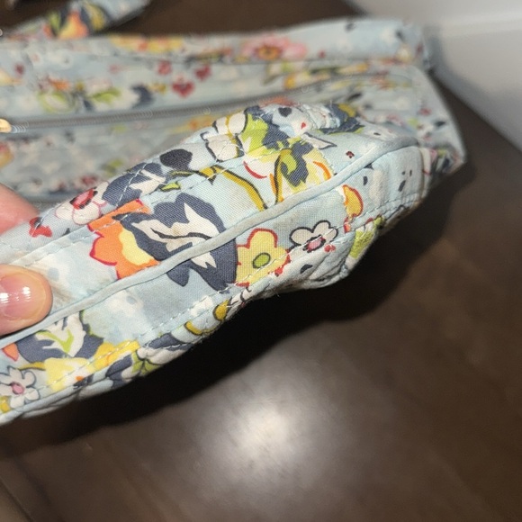 Vera Bradley light blue flower pattern triple zip crossbody purse - Picture 4 of 17